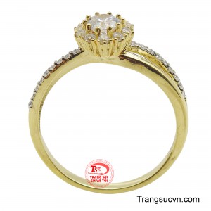 Đai nhẫn được đính đá một cách cẩn thận, tạo nên một dải sáng lấp lánh, làm nổi bật vẻ quý phái và duyên dáng.