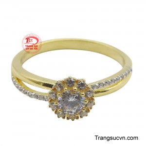 Với thiết kế độc đáo và lôi cuốn, chiếc nhẫn này không chỉ là một món trang sức mà còn là một tác phẩm nghệ thuật, thể hiện sự tinh xảo trong từng đường nét.