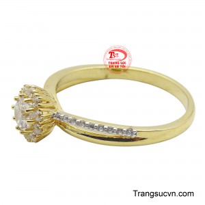 Chiếc nhẫn này sẽ là điểm nhấn hoàn hảo cho bất kỳ trang phục nào, từ công sở đến dạ tiệc.