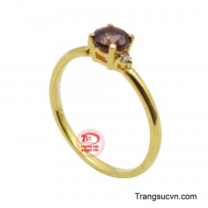 Sắc đỏ nâu ấm áp của những viên đá Garnet được sắp xếp hài hòa, tạo thành một dải lấp lánh cuốn hút.