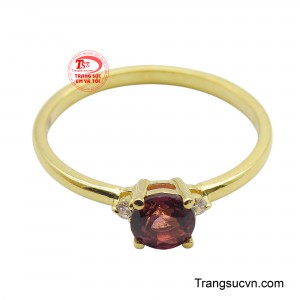 Thiết kế nhẫn đơn giản với sự kết hợp hài hòa của hai màu sắc kim loại, mang đến một vẻ ngoài đầy nũ tính và cuốn hút.