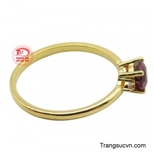 Chiếc nhẫn này phù hợp với những cô nàng yêu thích sự đơn giản nhưng vẫn toát lên vẻ đẹp rạng ngời khi sở hữu.