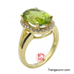 Nhẫn nữ Peridot kiêu sa vàng 14K với vẻ đẹp kiêu sa và lộng lẫy, dành cho những người phụ nữ yêu thích sự nổi bật.