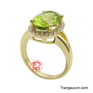 Viên đá Peridot lớn ở trung tâm, với sắc xanh lục tươi mát và trong trẻo, mang đến cảm giác của sự sống và hy vọng.