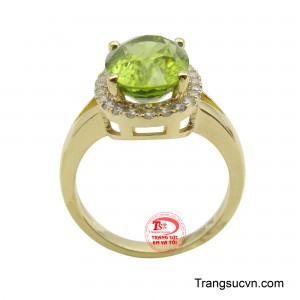 Viền ngoài được bao bọc bởi những viên đá tấm lấp lánh, tạo nên một dải hào quang rực rỡ, làm tăng thêm sự lôi cuốn và quý phái.