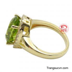 Chiếc nhẫn này không chỉ là một món trang sức, mà còn là biểu tượng của sự may mắn, thịnh vượng và hạnh phúc, là món quà ý nghĩa để bạn thể hiện tình yêu và sự trân trọng.