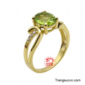 Với sắc xanh lá cây rực rỡ, viên đá Peridot được đặt trên nền vàng 14K, tạo nên một sự kết hợp hoàn hảo, vừa sang trọng vừa tinh tế.