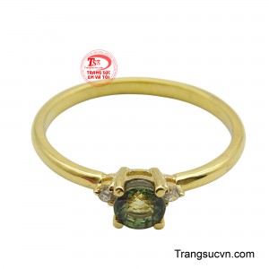 Thiết kế nhẫn đơn giản nhưng không kém phần sang trọng, giúp tôn lên vẻ đẹp thanh lịch và cá tính riêng của người đeo.