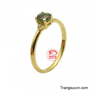 Sắc xanh của viên đá như mang theo hơi thở của thiên nhiên, biểu tượng cho sự sống, hy vọng và may mắn.