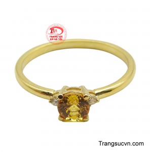 Thiết kế đơn giản nhưng không kém phần cuốn hút, giúp tôn lên vẻ đẹp dịu dàng và duyên dáng của người đeo.