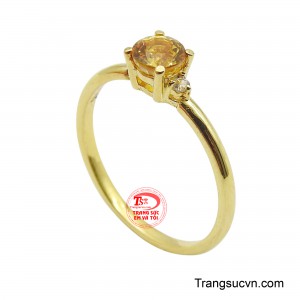 Viên sapphire màu vàng rực rỡ, lấp lánh như ánh nắng ban mai, được đính trên nền vàng óng ả, tạo nên một sự kết hợp hài hòa và sang trọng.