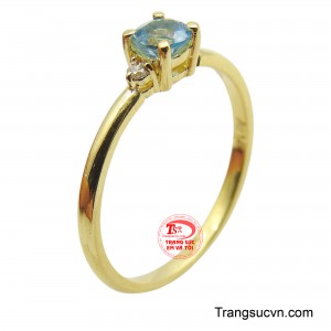 Nhẫn nữ Topaz nhỏ xinh được chế tác từ vàng 14k và điểm xuyết viên đá Topaz xanh lấp lánh là sự lựa chọn cho những cô nàng yêu thích sự đơn giản.