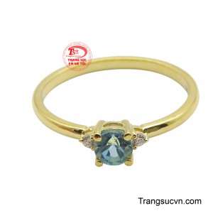 Viên đá CZ nhỏ bên cạnh như một lời khẳng định, tình yêu của bạn dành cho nàng là duy nhất và vĩnh cửu.