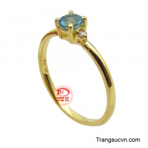 Chiếc nhẫn này không chỉ tôn lên vẻ đẹp dịu dàng, tinh tế của nàng mà còn thể hiện một tình yêu trong sáng, bền chặt.