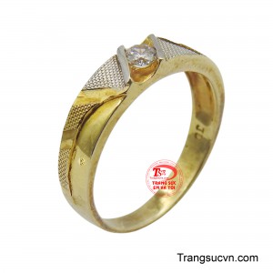 Thiết kế đơn giản nhưng không kém phần sang trọng, với bề mặt nhẫn được tạo điểm nhấn bằng những đường kẻ chéo và các hạt chấm li ti, tạo nên sự khác biệt và cuốn hút.