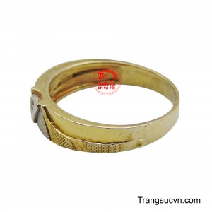 Với chất liệu vàng 10K, chiếc nhẫn không chỉ bền đẹp theo thời gian mà còn mang giá trị về mặt thẩm mỹ.
