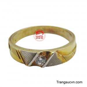 Viên đá cz lấp lánh được đính ở vị trí trung tâm, làm tăng thêm vẻ rạng rỡ và quý phái cho chiếc nhẫn.