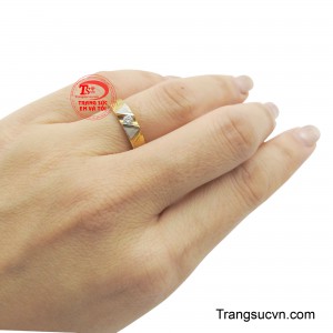 Đây là món trang sức lý tưởng để đeo hàng ngày, dễ dàng kết hợp với nhiều phong cách khác nhau, giúp tôn lên vẻ đẹp dịu dàng và tinh tế của phái nữ.