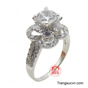 Nhẫn nữ vàng trắng 10K sang trọng với thiết kế hoàn toàn khác biệt so với những món trang sức thông thường mang lại vẻ đẹp lộng lẫy cho nàng.