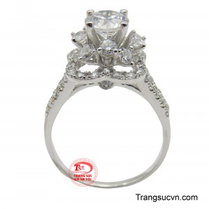 Hai bên thân nhẫn cũng được đính những viên đá cz một cách tỉ mỉ, làm tăng thêm vẻ rực rỡ và quý phái cho tổng thể.