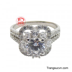 Chiếc nhẫn này không chỉ là một món phụ kiện, mà còn là một tuyên ngôn về phong cách cá nhân, phù hợp để tỏa sáng trong mọi buổi tiệc hay sự kiện quan trọng.