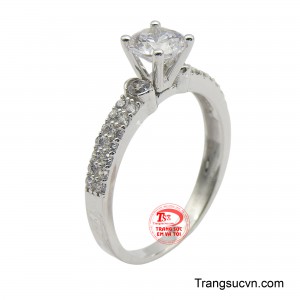 Nhẫn nữ vàng trắng 10K tinh tế là một lựa chọn hoàn hảo cho những cô gái yêu thích sự tinh giản nhưng vẫn muốn tạo điểm nhấn.