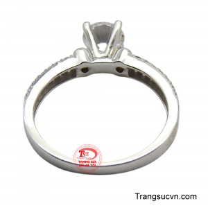 Chiếc nhẫn này có thể được đeo hàng ngày hoặc trong các dịp đặc biệt, như một lời khẳng định về vẻ đẹp nội tại và sự tự tin của người phụ nữ hiện đại.