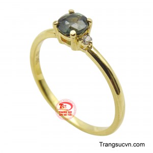 Với sắc xanh đậm huyền bí của viên Sapphire được cắt mài tỉ mỉ, tạo nên vẻ đẹp cuốn hút và sâu lắng.