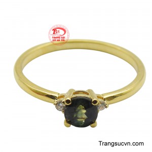 Ánh sáng chiếu vào viên đá, gợi lên hình ảnh bầu trời đêm đầy sao lấp lánh, một vẻ đẹp không thể nào quên.