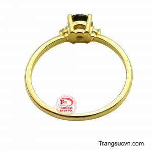 Chiếc nhẫn này không chỉ là một món trang sức, mà còn là biểu tượng của sự may mắn, quyền lực và tình yêu vĩnh cửu, là món quà hoàn hảo dành cho người phụ nữ của bạn.