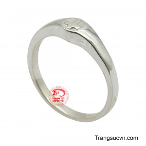 Chiếc nhẫn được thiết kế đơn giản, thanh thoát, thường có hình ảnh cây thánh giá, tượng trưng cho tình yêu thương và sự hy sinh của Chúa Kitô.