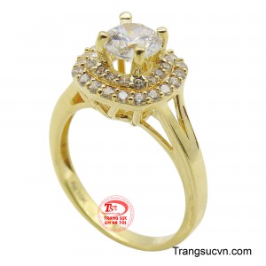 Viên đá CZ được cắt mài tinh tế, tỏa sáng rực rỡ như mặt trời, thu hút mọi ánh nhìn.