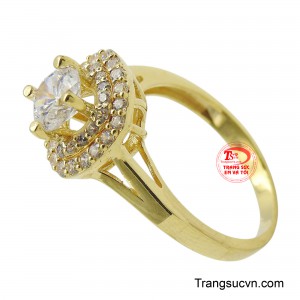 Xung quanh là những viên đá nhỏ hơn được sắp xếp khéo léo, tạo nên một vầng hào quang lấp lánh, làm nổi bật thêm vẻ đẹp của viên đá trung tâm.