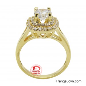 Chiếc nhẫn được nâng đỡ bởi bốn chấu vững chãi, cùng với phần thân nhẫn được cách điệu mềm mại, tạo nên một tổng thể hài hòa và ấn tượng.