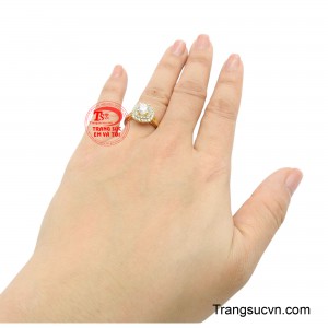 Đây không chỉ là một món trang sức, mà còn là một tác phẩm nghệ thuật, khẳng định đẳng cấp và phong thái của người phụ nữ hiện đại.