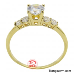 Hai bên thân nhẫn được đính những viên đá nhỏ hơn, sắp xếp theo thứ tự giảm dần, tạo nên một đường cong mềm mại và uyển chuyển, tượng trưng cho một câu chuyện tình yêu bền chặt, ngày càng đong đầy theo thời gian.