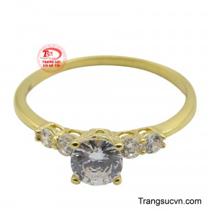 Món trang sức này không chỉ là điểm nhấn hoàn hảo cho vẻ đẹp dịu dàng, tinh tế của nàng mà còn là biểu tượng của một tình yêu lãng mạn và trong sáng.