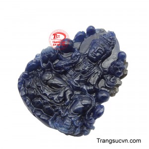 Từng đường nét chạm khắc tinh xảo, thể hiện ánh mắt từ ái và dáng vẻ an nhiên của Ngài, như đang ban phước lành và sự che chở.
