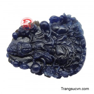 Khi mang theo mặt Phật Bà Quan Âm Sapphire, người sở hữu không chỉ mang theo một vật phẩm phong thủy quý giá mà còn cảm nhận được sự bảo hộ.