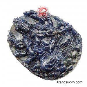 Khi mang bên mình, mặt Phật Quan Âm Sapphire không chỉ là một món trang sức giá trị mà còn là một vật phẩm hộ mệnh, mang lại sự che chở, hóa giải tai ương và dẫn lối đến an lạc, may mắn cho người sở hữu.