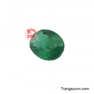 Dạng oval của viên đá cùng với các mặt cắt tinh xảo tạo nên sự khúc xạ ánh sáng mềm mại, làm nổi bật lên độ trong suốt và vẻ đẹp nguyên bản của nó.