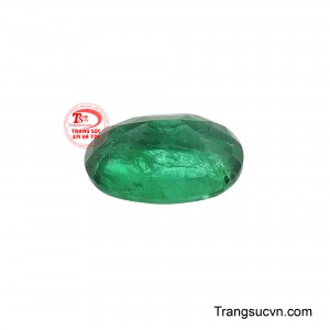 Vẻ đẹp không tì vết này là lời khẳng định về giá trị vĩnh cửu và sự tinh khiết, biến viên đá thành một món trang sức hoàn hảo, thể hiện sự thanh lịch và vẻ đẹp nội tâm.