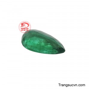 Giác cắt giọt lệ mềm mại không chỉ tối ưu hóa ánh sáng xuyên qua viên đá mà còn tạo cảm giác uyển chuyển, tinh tế.