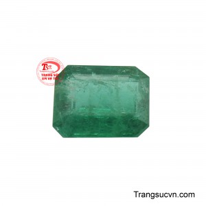 Mỗi góc cạnh của Emerald đều phản chiếu ánh sáng một cách tự nhiên, tạo nên sự lấp lánh cuốn hút mà không cần quá nhiều sự can thiệp từ con người.
