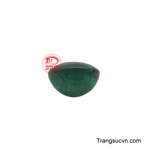 Với hình dáng oval mềm mại, viên ngọc tỏa ra một sắc xanh lục bảo đậm đà, lấp lánh như sương mai trên lá cây, gợi lên cảm giác bình yên và hòa hợp với thiên nhiên.