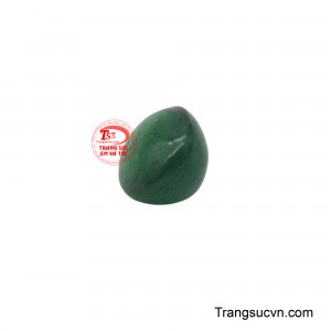 Emerald không chỉ là biểu tượng của tình yêu, sự tái sinh và hy vọng mà còn được coi là bùa hộ mệnh, mang lại may mắn, tài lộc và sự thịnh vượng cho người sở hữu.