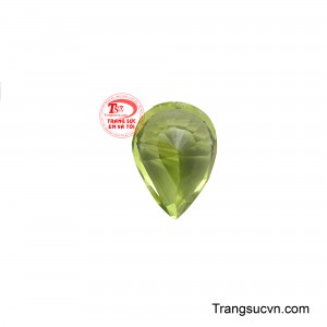 Với hình dáng giọt nước độc đáo, viên đá như mang theo hơi thở của thiên nhiên, mang lại cảm giác thanh thản và tươi mới.