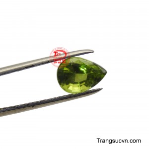 Với vẻ đẹp trong suốt và lấp lánh, viên đá này không chỉ là một món trang sức quý giá mà còn là một bùa hộ mệnh, giúp người đeo luôn cảm thấy an lạc và được che chở.