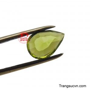 Peridot mệnh Mộc được xem là bùa hộ mệnh, giúp người đeo vượt qua khó khăn, phát triển sự nghiệp và có một cuộc sống an lành, hạnh phúc.