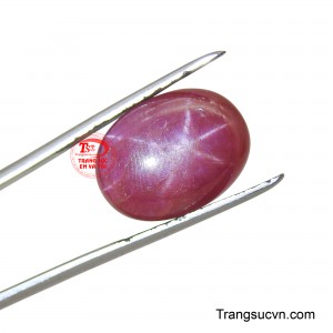 Với hình dáng oval mềm mại, viên đá ruby tỏa ra một sắc đỏ hồng rực rỡ, lấp lánh như ngọn lửa.